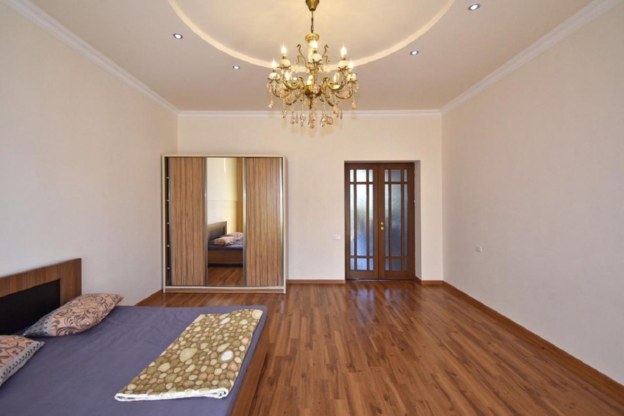 Tumanyan Street 3 Bedroom Deluxe Apartment With Large Balcony Tm662 Єреван Екстер'єр фото