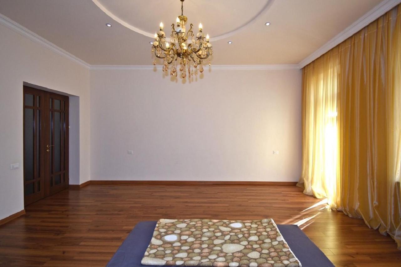 Tumanyan Street 3 Bedroom Deluxe Apartment With Large Balcony Tm662 Єреван Екстер'єр фото